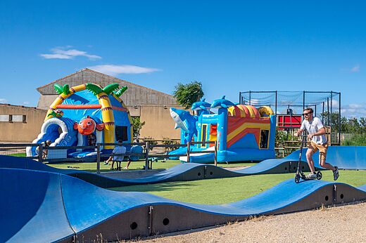 Piste de pumptrack et jeux gonflables pour enfants au camping CAPFUN Barbacane � NARBONNE (11).