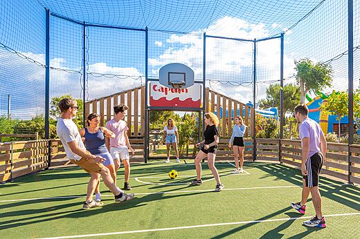 Terrain multisport et jeunes jouant au football au camping CAPFUN Barbacane � NARBONNE (11).