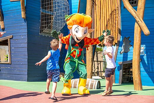 Mascotte et enfants souriants participant � l'animation au camping CAPFUN Barbacane � NARBONNE (11).