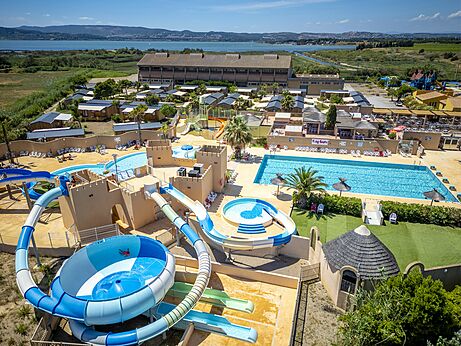 Wasserpark mit Riesenrutschen und Pools auf dem Campingplatz CAPFUN Barbacane in NARBONNE (11).