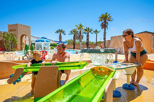 Waterspelen en kinderbad op camping CAPFUN Barbacane in NARBONNE.