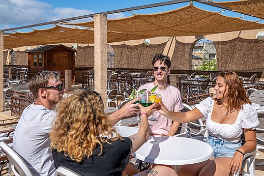 Amis trinquant avec cocktails color�s au bar du camping CAPFUN Barbacane � NARBONNE (11).