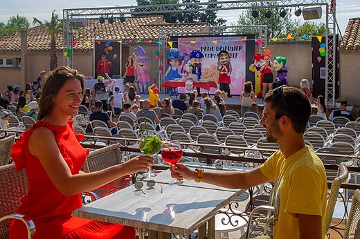 Spectacle d'animation sur sc�ne avec personnages et public au camping CAPFUN Barbacane � NARBONNE (11).