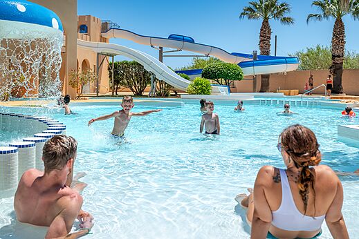 Au�enpool mit Wasserrutschen und Wasserspielen auf dem Campingplatz CAPFUN Barbacane in NARBONNE (11).