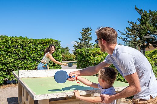 Famille jouant au tennis de table ext�rieur au camping CAPFUN Barbacane � NARBONNE (11).