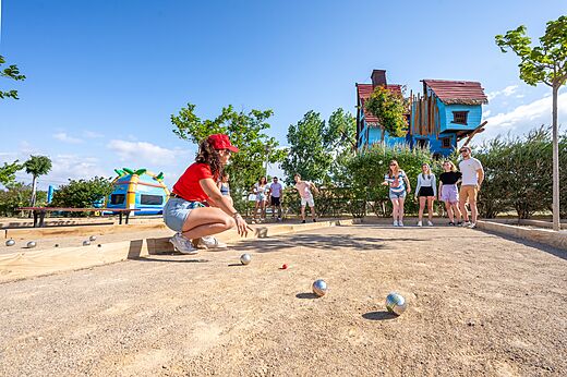 Partie de pétanque animée sur terrain, avec structure ludique au camping CAPFUN Barbacane à NARBONNE (11).