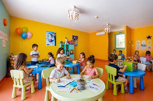 Enfants jouant et dessinant au club enfants CAPFUN Barbacane à NARBONNE (11).