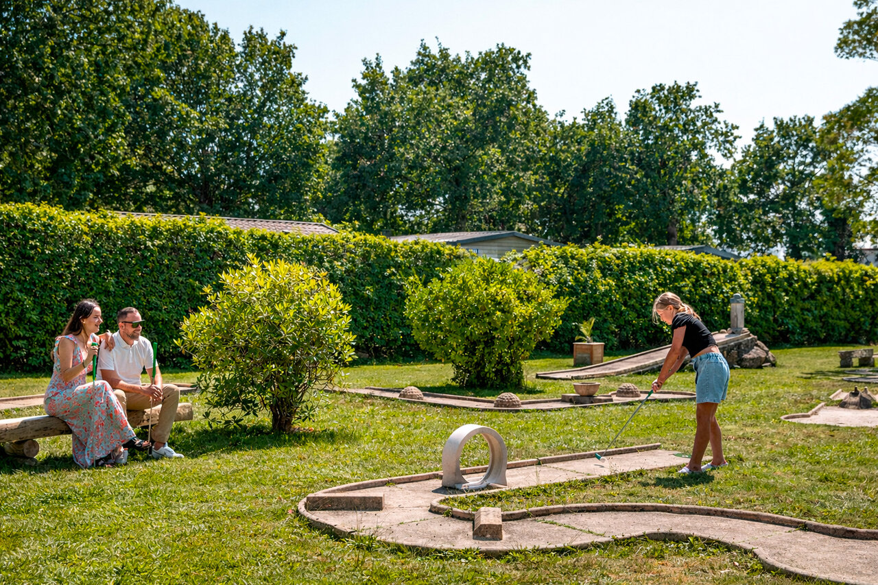 Family mini-golf, girl at CLICOCHIC Bastets campsite in Marsanne (26).