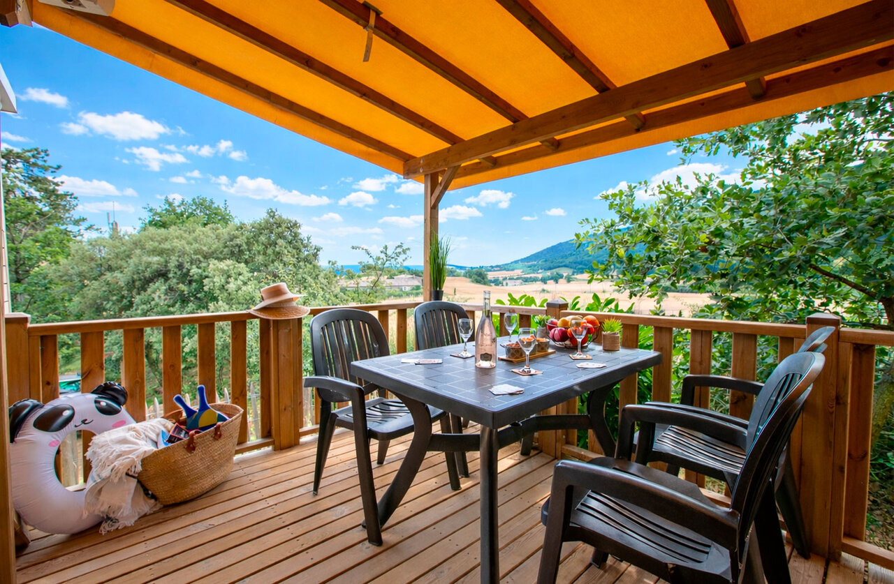 Accommodation terrace, table, chairs, nature view at CLICOCHIC Bastets, Marsanne (26).