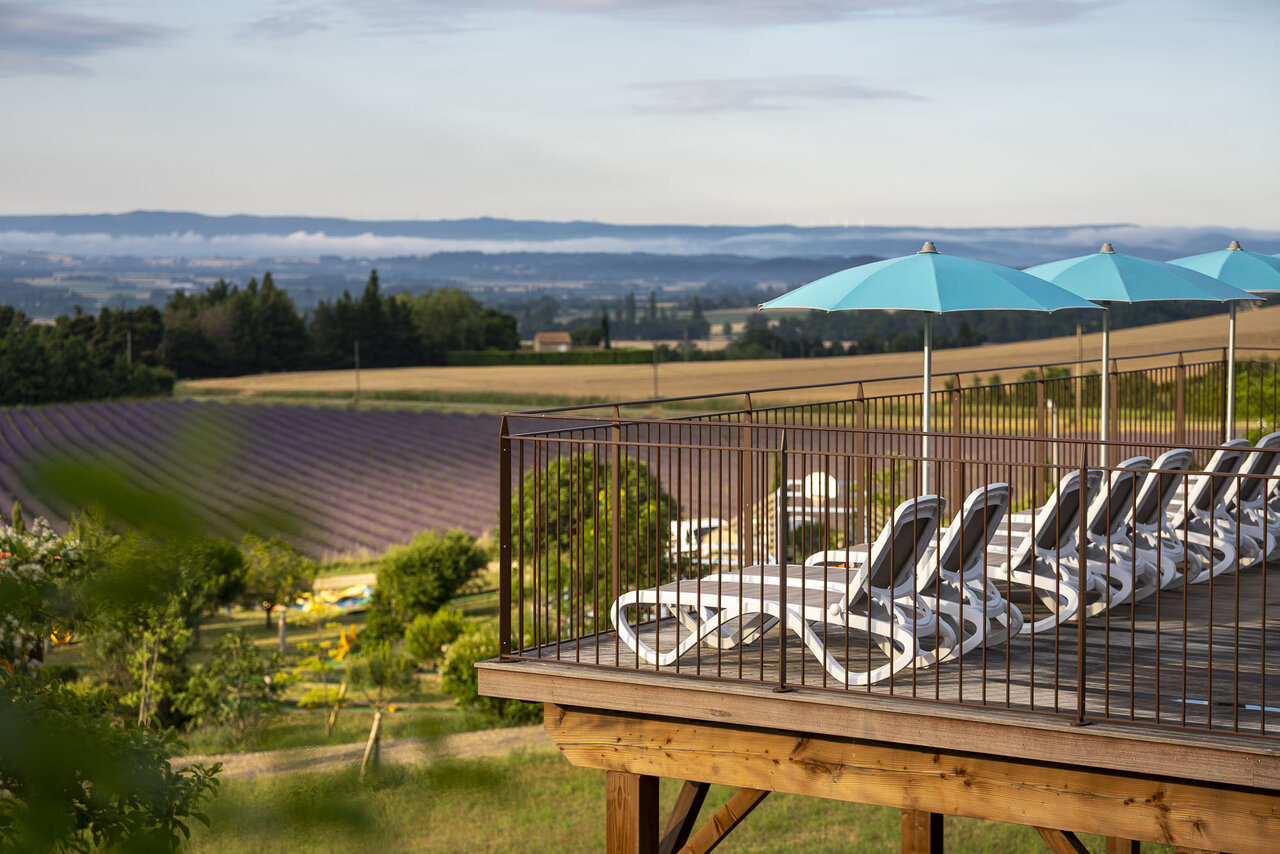 Sun loungers, parasols, panoramic view at camping CLICOCHIC Bastets in Marsanne (26).