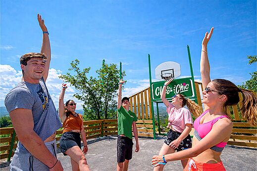 Jugendliche spielen Basketball auf einem Multisportplatz auf dem Campingplatz CLICOCHIC Bastets in Marsanne (26).