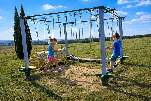 Kinder auf spielerischem Abenteuerparcours auf dem Campingplatz CLICOCHIC Bastets in Marsanne (26).