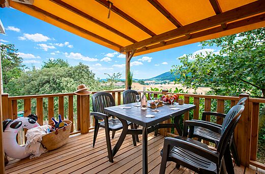 Mobilheim-Terrasse mit Tisch, St�hlen auf Camping CLICOCHIC Bastets Marsanne.