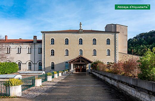 Historische Fassade der Abtei Aiguebelle, zisterziensisches Denkmal in der Drôme Provençale.