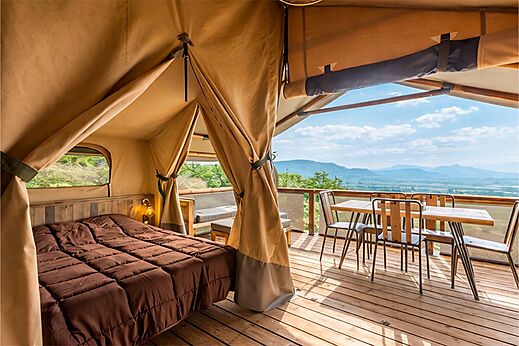 Komfortables Glamping-Zelt, Doppelbett, Terrasse und Panoramablick auf dem Campingplatz CLICOCHIC Bastets in Marsanne (26).