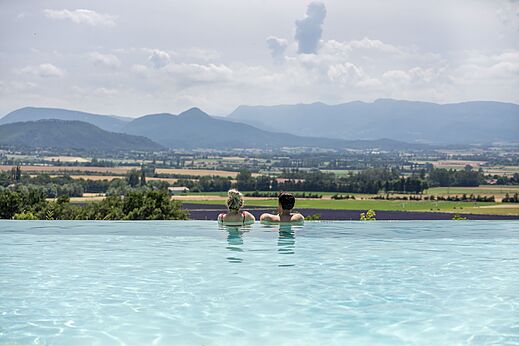 Infinity-Pool, Panoramablick auf dem Campingplatz CLICOCHIC Bastets in Marsanne (26).
