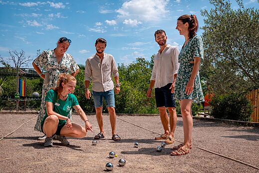 Freunde spielen Boule auf dem Platz des Campingplatzes CLICOCHIC Bastets.
