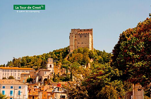Mittelalterlicher Turm von Crest über der Stadt und der Drôme, Sehenswürdigkeit.