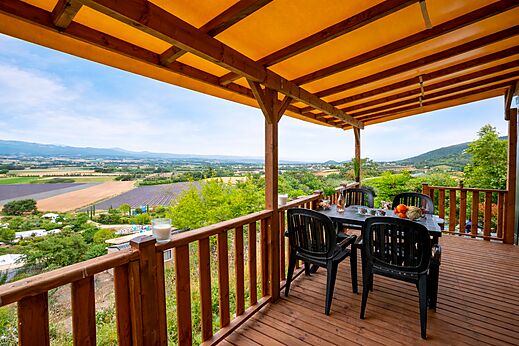 Überdachte Unterkunftsterrasse mit Panoramablick auf Campingplatz CLICOCHIC Bastets in Marsanne (26).