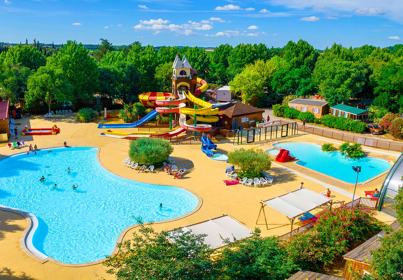 Wasserpark mit Pools und riesigen Rutschen auf dem Campingplatz CAPFUN Bastide in N�mes (30).