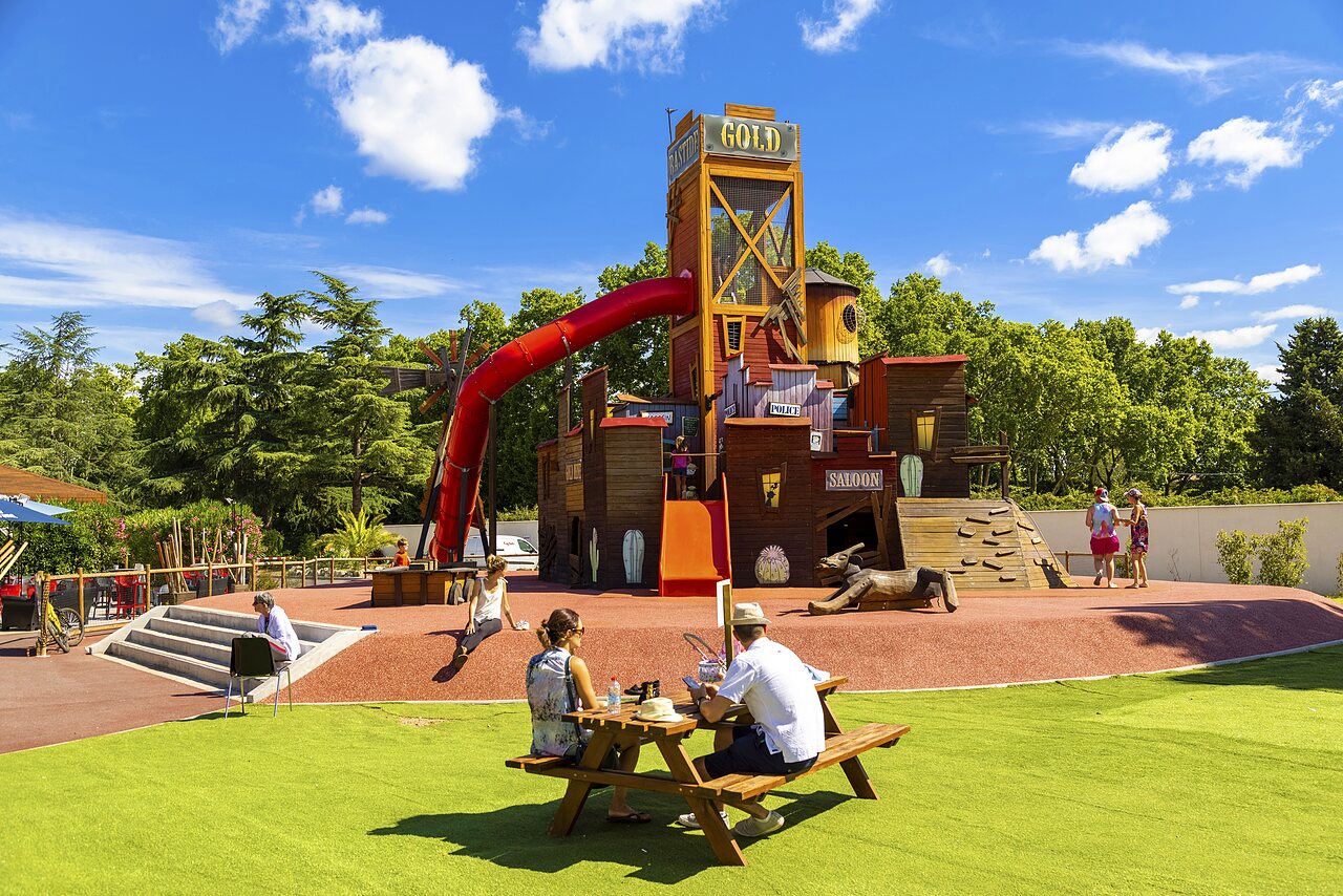 Wild-West-Spielplatz mit Riesenrutsche auf dem Campingplatz CAPFUN Bastide in N�mes (30).