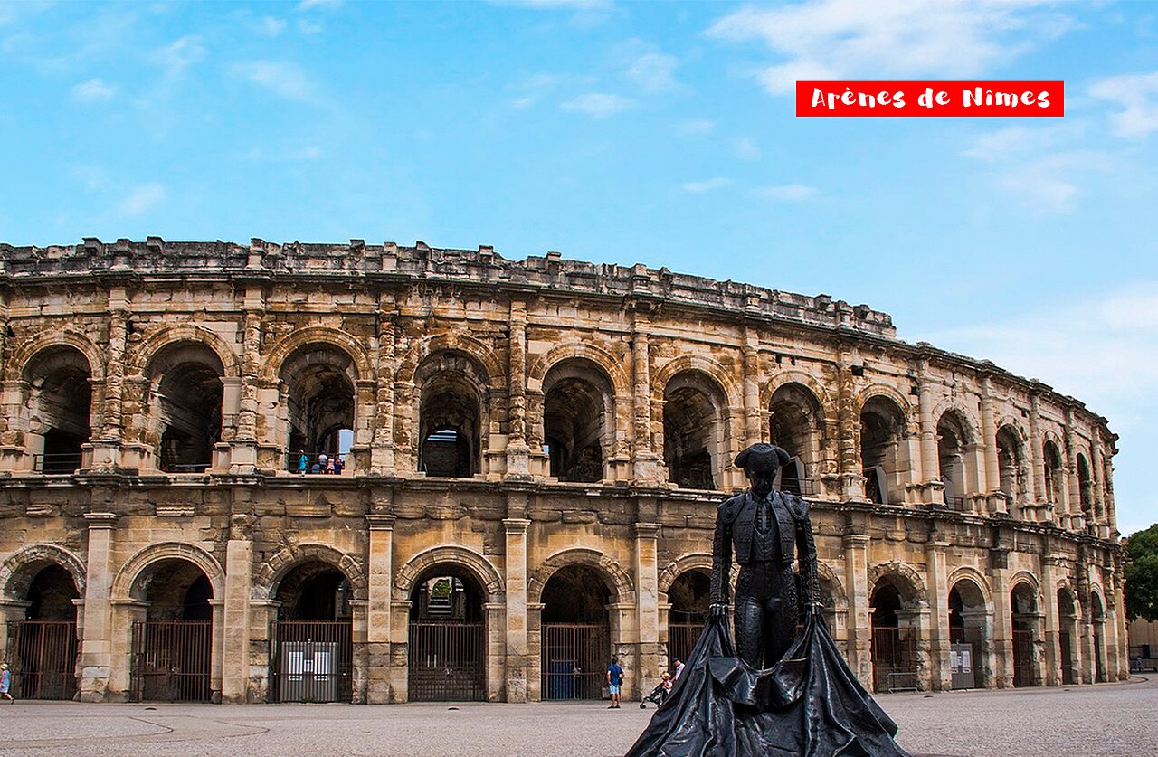 R�misches Amphitheater Ar�nes de N�mes mit Stierk�mpferstatue in N�mes, Okzitanien.