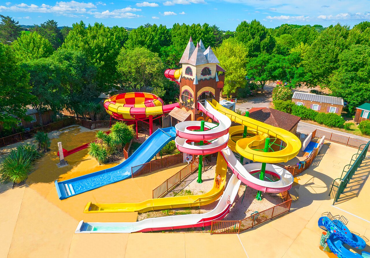 Bunte Wasserrutschen, Spielturm und Planschbecken auf Camping CAPFUN Bastide in N�mes (30).