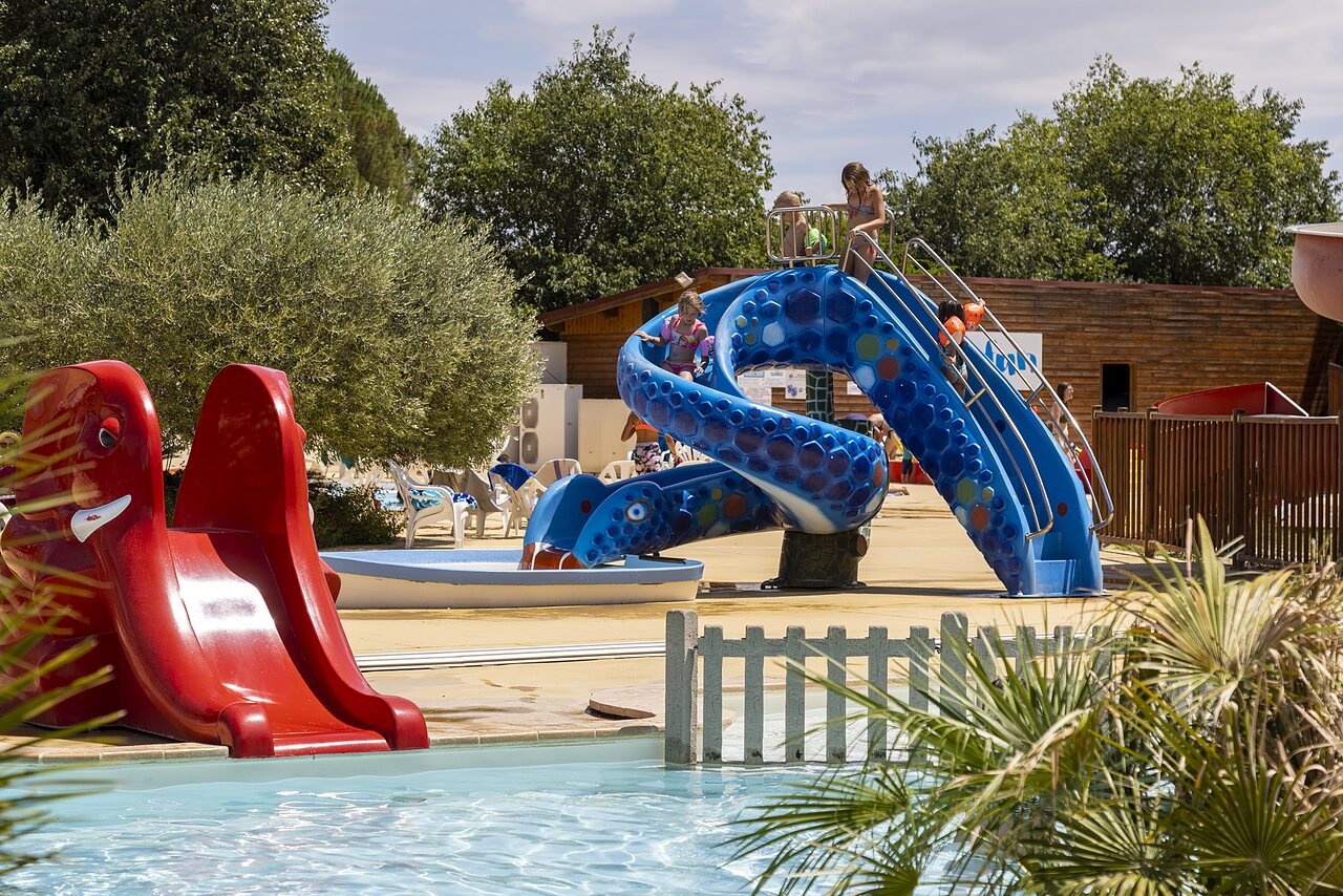 Bunte Wasserrutschen und Kinderbecken auf dem Campingplatz CAPFUN Bastide in N�mes (30).