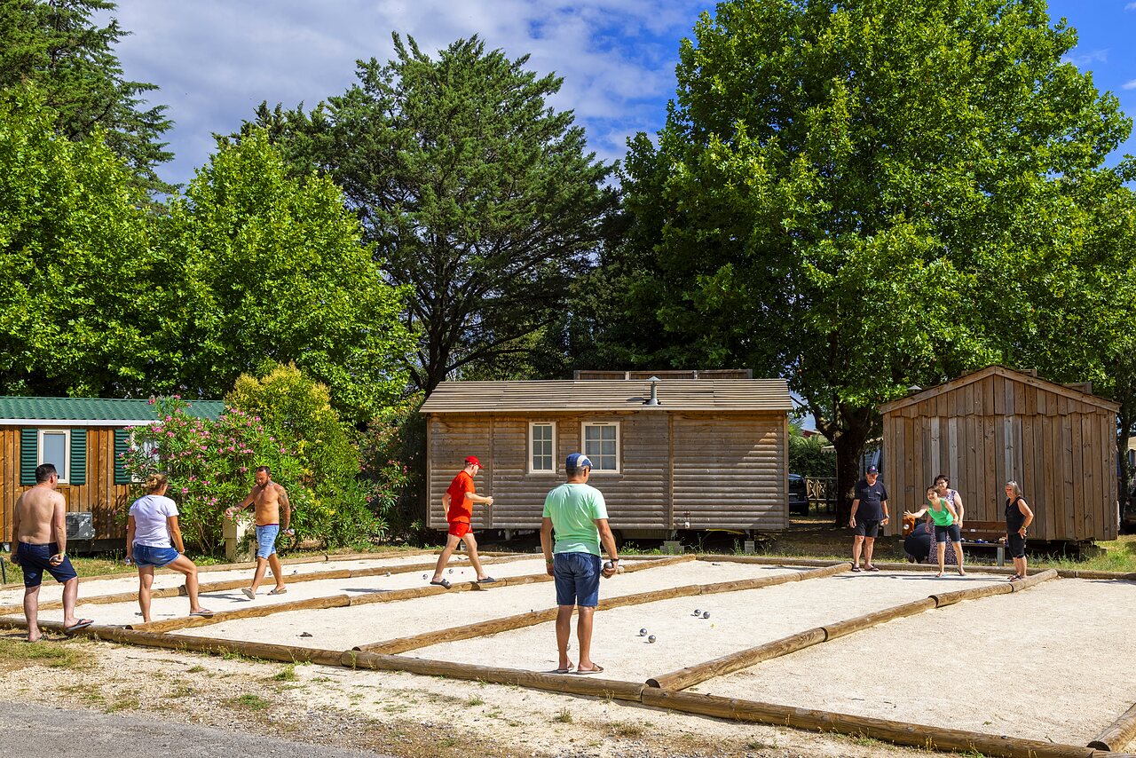 Belebter Bouleplatz mit mehreren Spielern auf dem Campingplatz CAPFUN Bastide in N�mes (30).