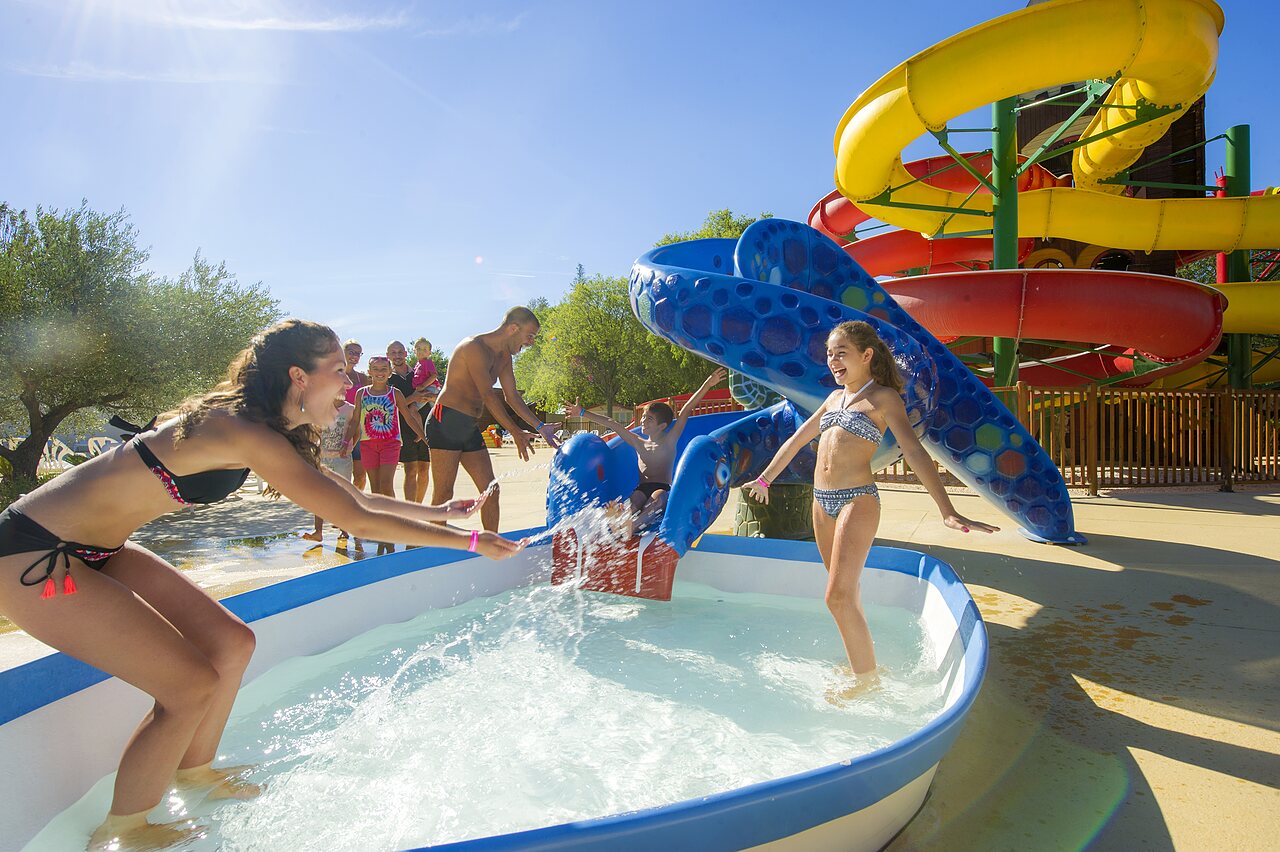 Wasserrutschen, Wasserspiele und Planschbecken auf Campingplatz CAPFUN Bastide N�mes (30).