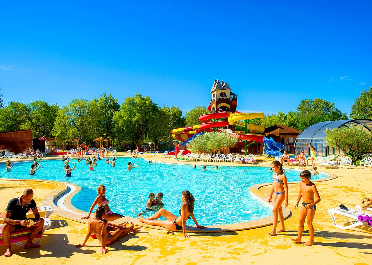 Gro�es Freibad mit Wasserrutschen und Aktivit�ten auf dem Campingplatz CAPFUN Bastide in N�mes (30).