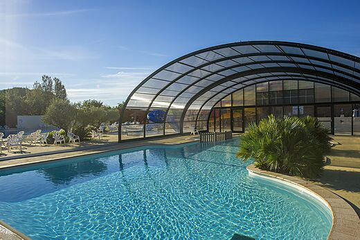 Overdekt zwembad en waterglijbanen op camping CAPFUN Bastide in Nîmes (30).