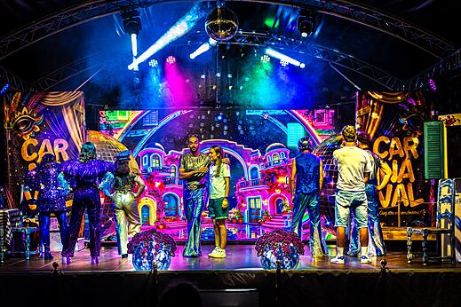 Farbenfrohe Karnevalsshow mit Künstlern auf der Bühne auf dem Campingplatz CAPFUN Bastide in Nîmes (30).