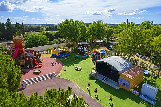 Grote speeltuin, opblaasbare structuren en animatiepodium op camping CAPFUN Bastide in Nîmes (30).