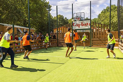 Multisportterrein voor voetbal en basketbal op camping CAPFUN Bastide in Nîmes (30).
