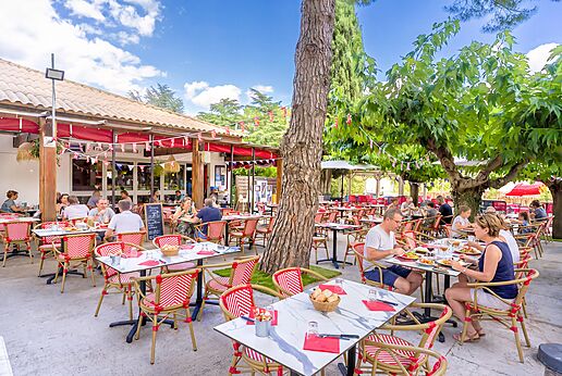 Außenrestaurantterrasse mit Gästen auf dem Campingplatz CAPFUN Bastide in Nîmes (30).