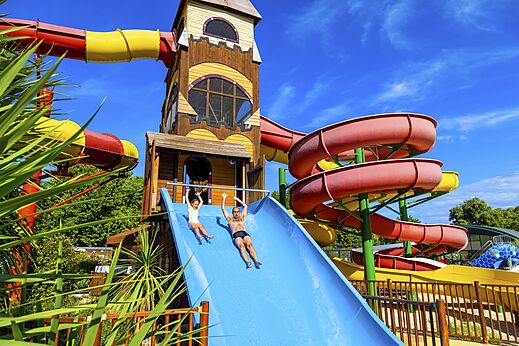 Waterglijbanen en speeltoren op camping CAPFUN Bastide in Nîmes (30).