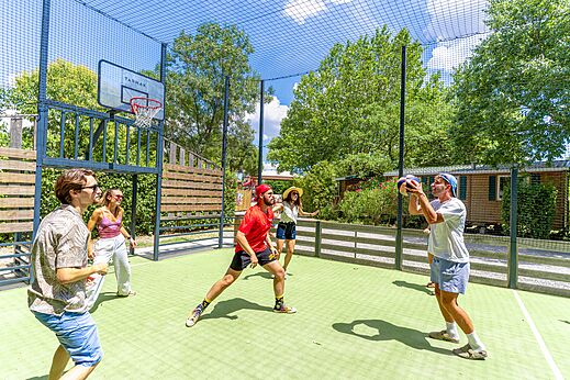 Junge Leute spielen Basketball auf Multisportplatz, Camping CAPFUN Bastide Nîmes (30).