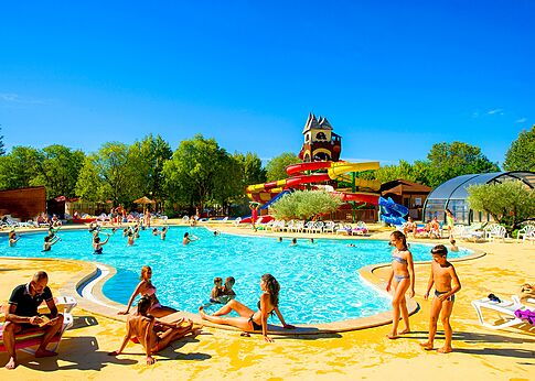 Buiten zwembad met glijbanen en stoelen op camping CAPFUN Bastide in Nîmes (30).