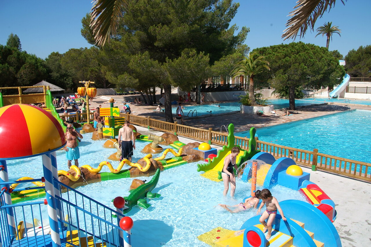 Wasserpark mit Wasserspielen, Rutschen und Pools auf dem Campingplatz CAPFUN La Baume - La Palmeraie in Fr�jus (83).