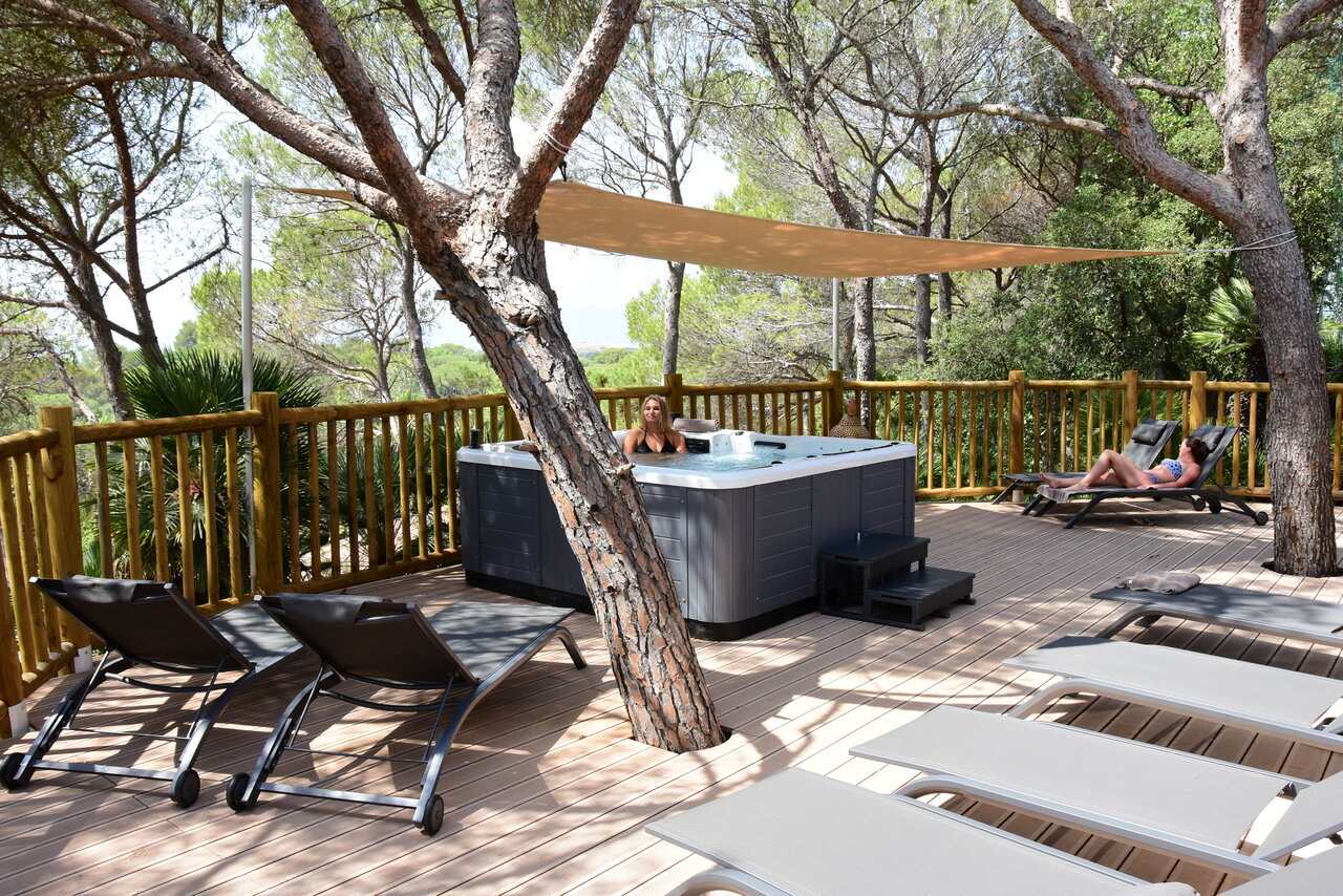 Au�enwhirlpool auf Holzterrasse auf dem Campingplatz CAPFUN La Baume - La Palmeraie in Fr�jus (83).