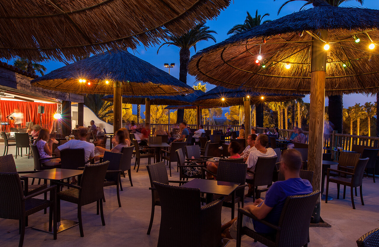 Belebter Abend, Live-Konzert, Barterrasse auf dem Campingplatz CAPFUN La Baume - La Palmeraie in Fr�jus (83).