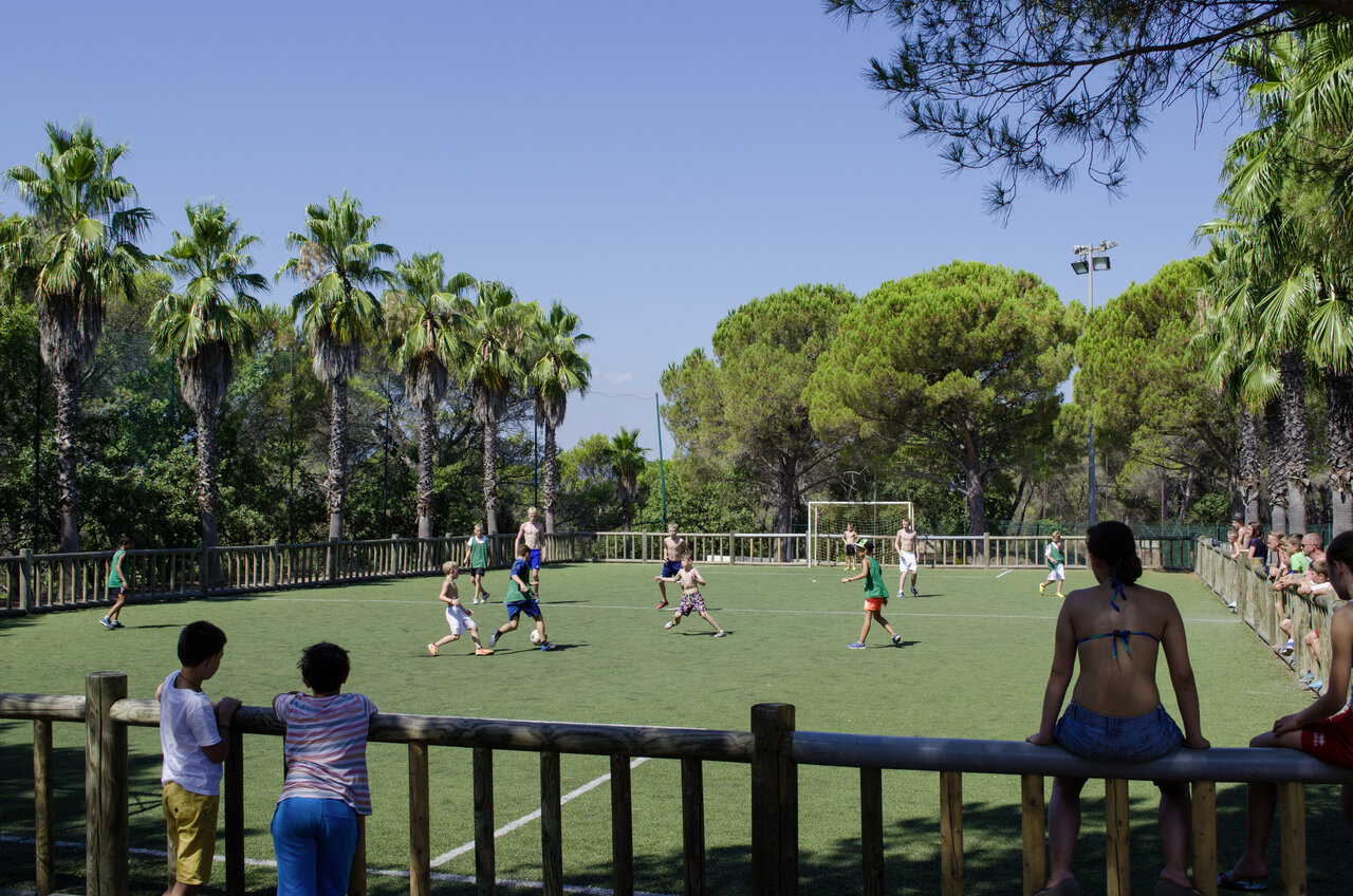 Kinder spielen Fu�ball auf Platz bei Camping CAPFUN La Baume in Fr�jus.