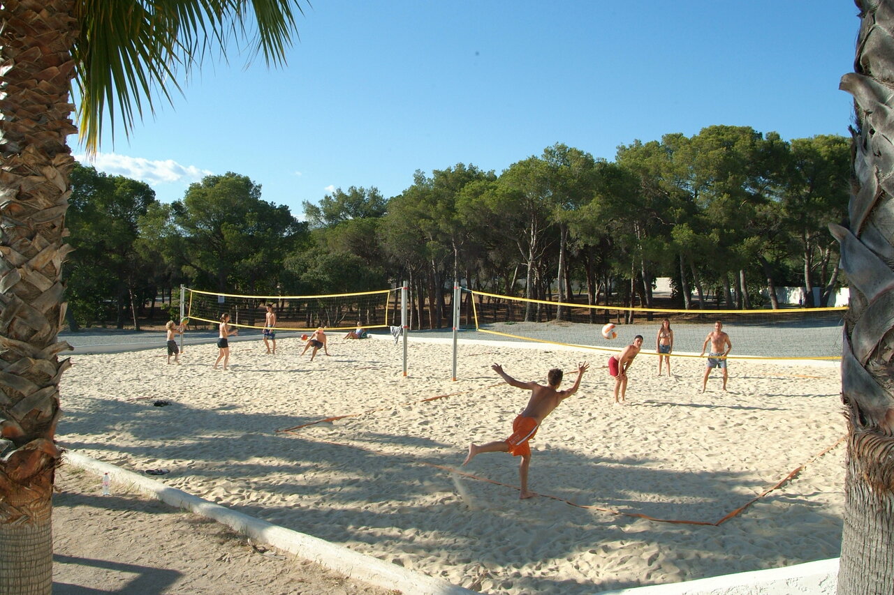 Beachvolleyballfeld mit Spielern auf CAPFUN La Baume - La Palmeraie in Fr�jus (83).