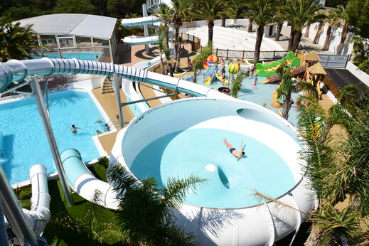 Großer Wasserpark, Rutschen und Pool auf CAPFUN La Baume in Fréjus.