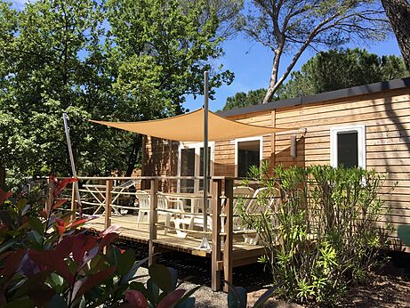 Mobilheim mit Terrasse auf dem Campingplatz CAPFUN La Baume - La Palmeraie in Fréjus (83).