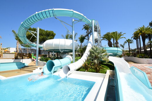 Wasserrutschen und Außenpool auf Campingplatz CAPFUN La Baume - La Palmeraie in Fréjus.