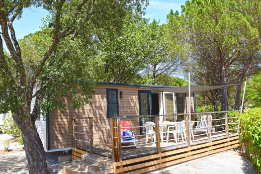 Mobile home with shaded terrace at CAPFUN La Baume - La Palmeraie Fréjus.