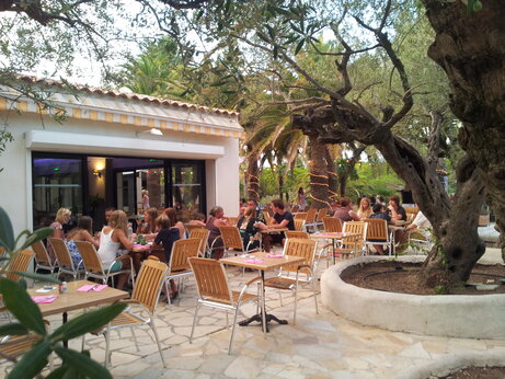 Lebhaftes, schattiges Außenrestaurant auf CAPFUN La Baume - La Palmeraie in Fréjus.