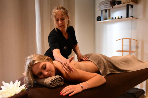 Entspannende Rückenmassage im Wellnessbereich auf dem Campingplatz CAPFUN La Baume - La Palmeraie in Fréjus (83).